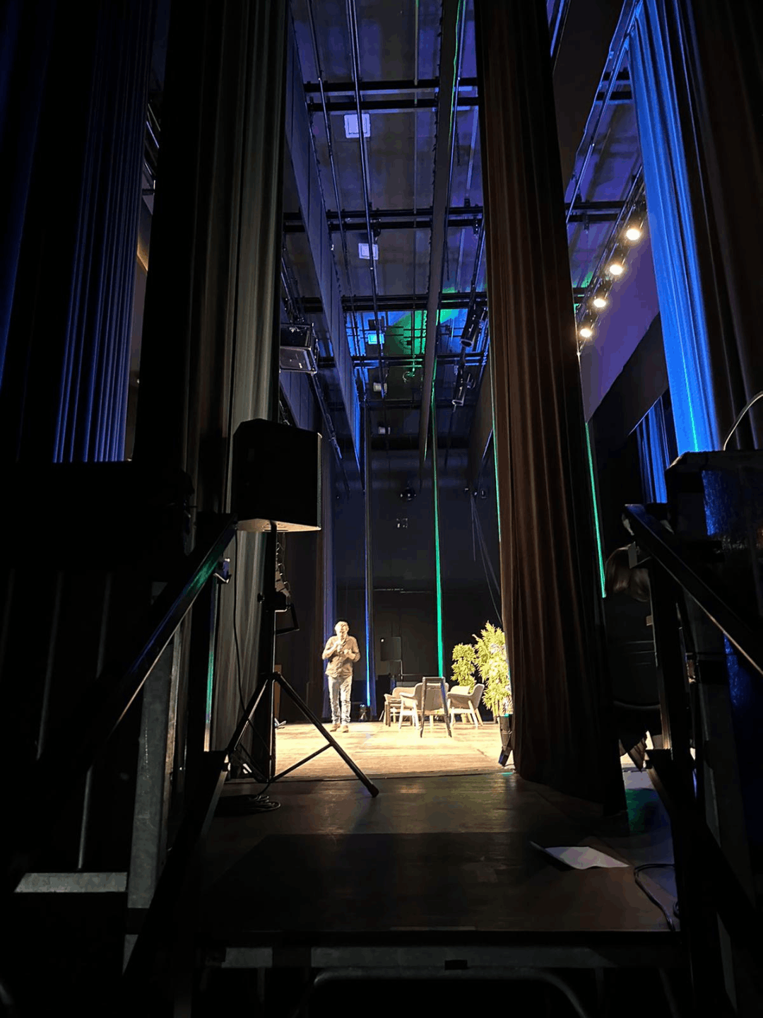Coulisses d'un événement d'entreprise à Rennes montrant la mise en scène et le coaching de discours par Marie Leresteux.