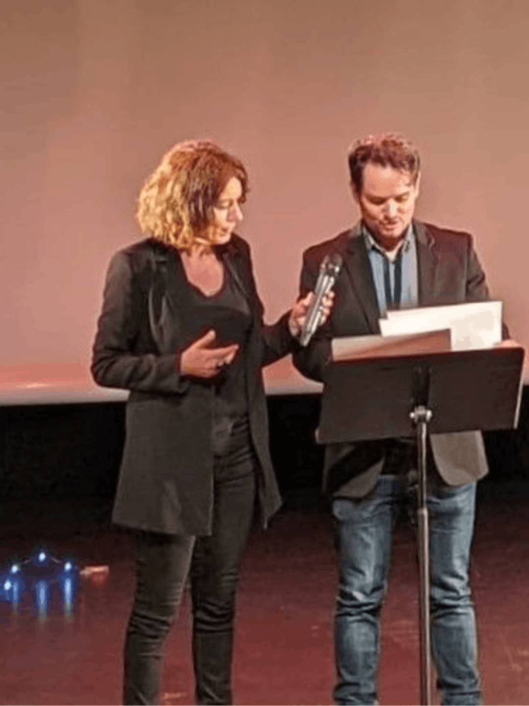 Marie Leresteux en séance de coaching de conférencier sur scène, travaillant la posture et la prise de parole à Vannes.