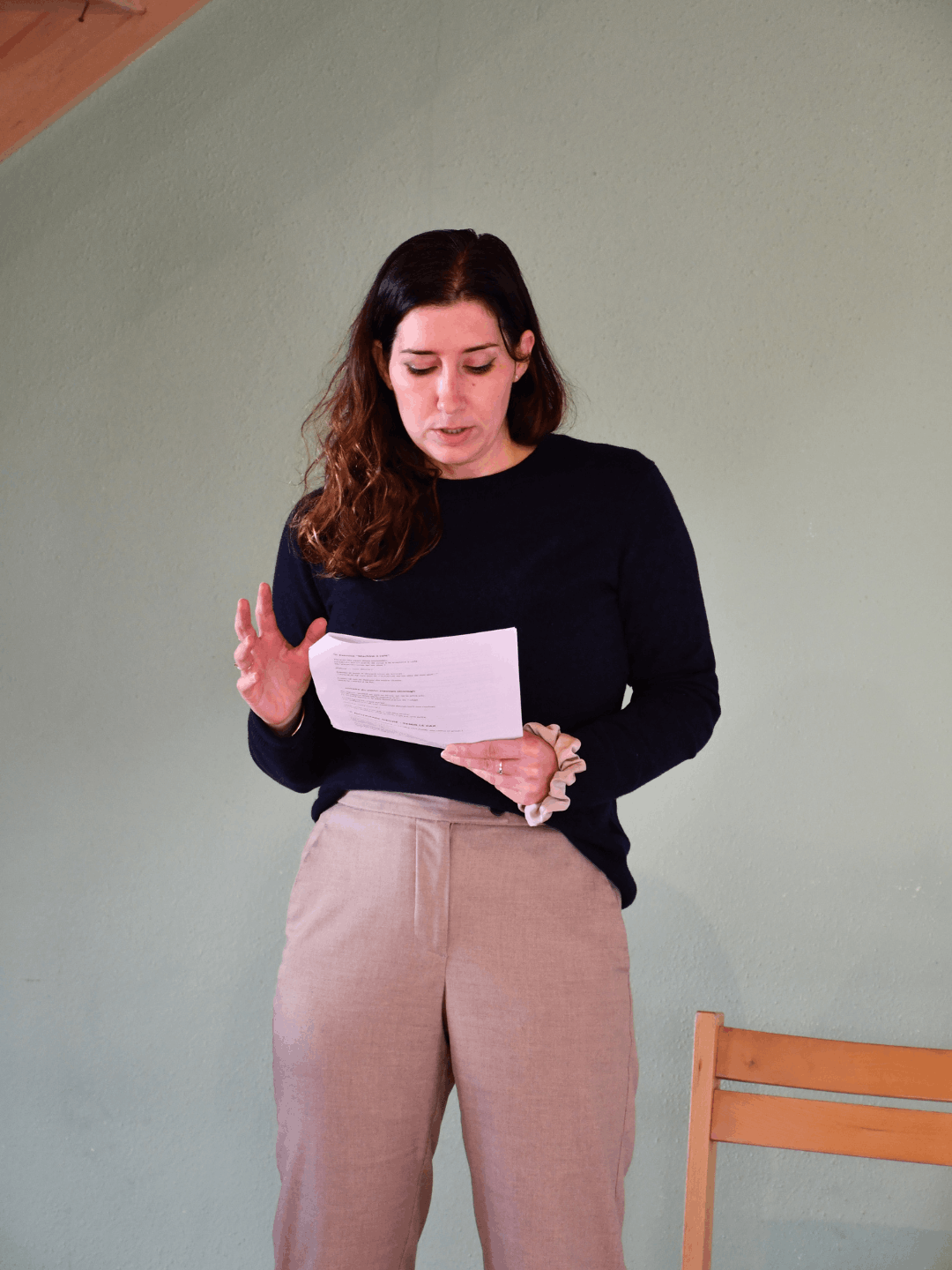 Une participante en plein entraînement lors d'un mastermind de conférenciers et coaching de prise de parole dans le Morbihan avec Marie Leresteux.