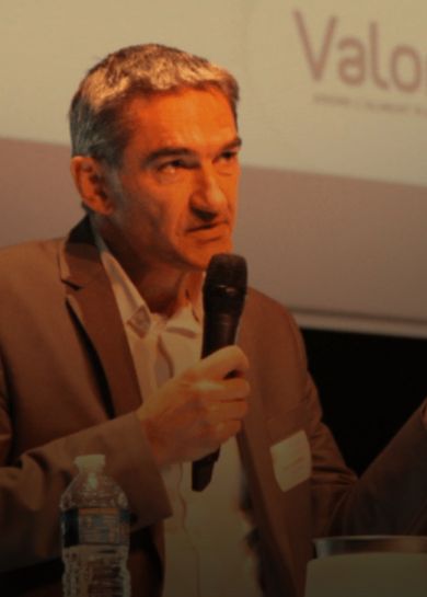 Président d'entreprise prenant la parole lors d'un séminaire après un coaching de discours par Marie Leresteux.