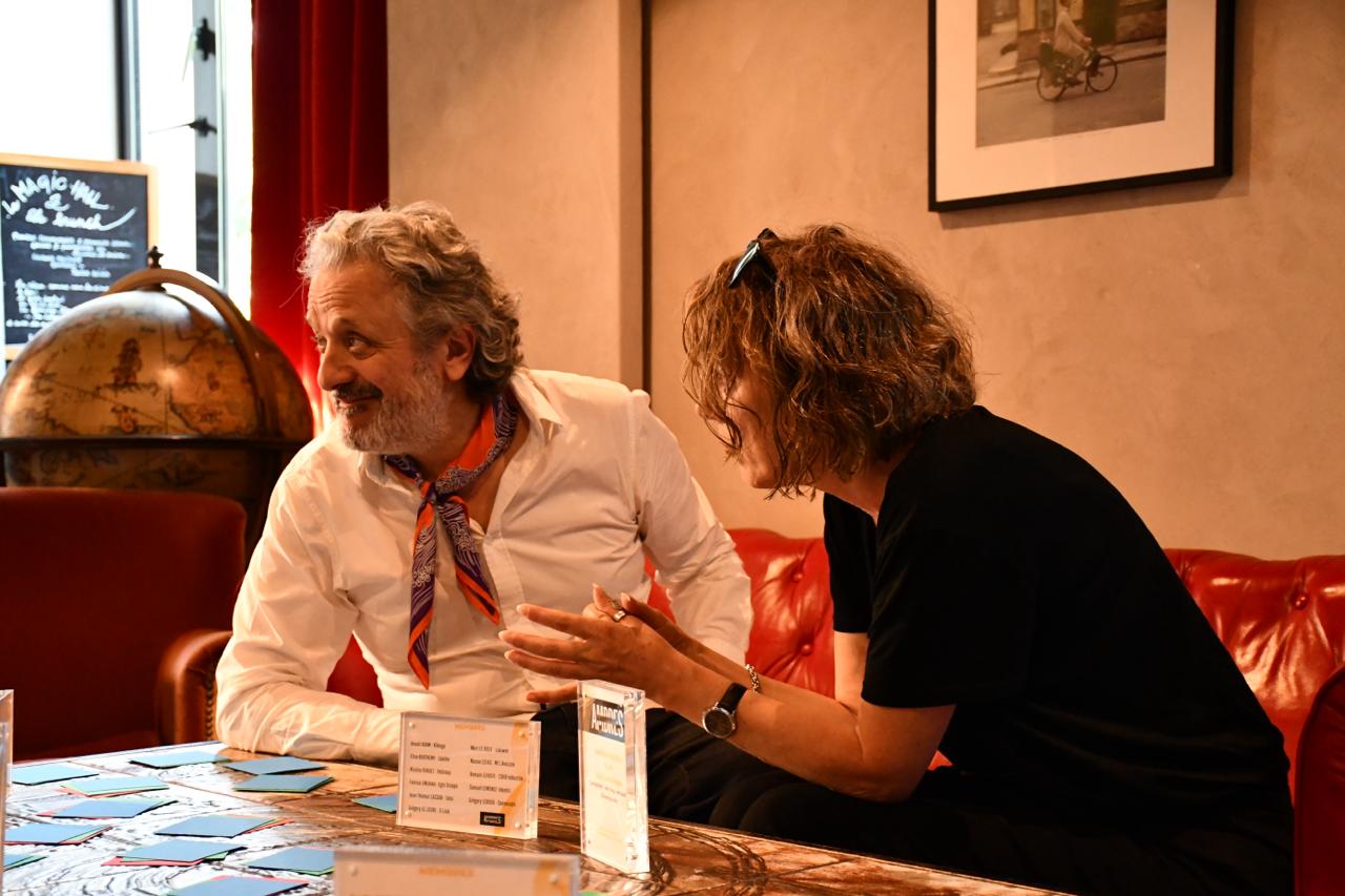 Éric Laugérias, comédien et conférencier, placé par l'agence Marie Leresteux lors d'un événement d'entreprise.