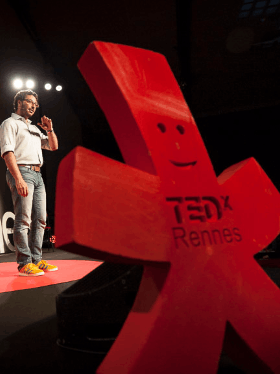 Un conférencier sur la scène de TEDxRennes, après un accompagnement sur la structure de discours, le storytelling et la posture par Marie Leresteux.