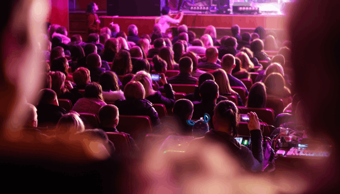 Une salle de spectacle comble lors d'une convention annuelle, illustrant l'art de capter l'attention et le storytelling d'entreprise développés par Marie Leresteux.