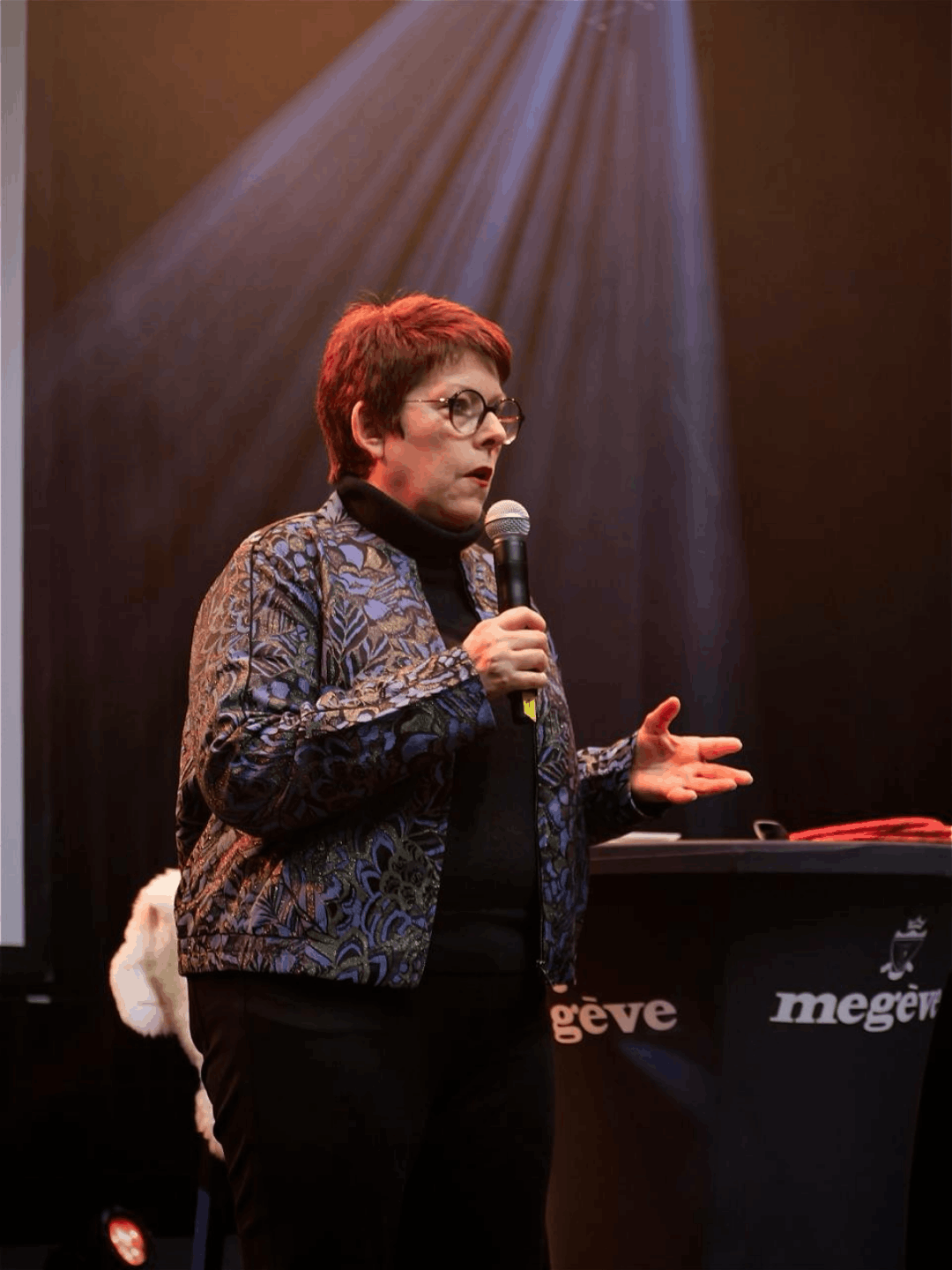 Une conférencière sur scène ayant bénéficié d'un accompagnement complet, de l'écriture au marketing de sa conférence et à la création de son kit speaker avec Marie Leresteux.